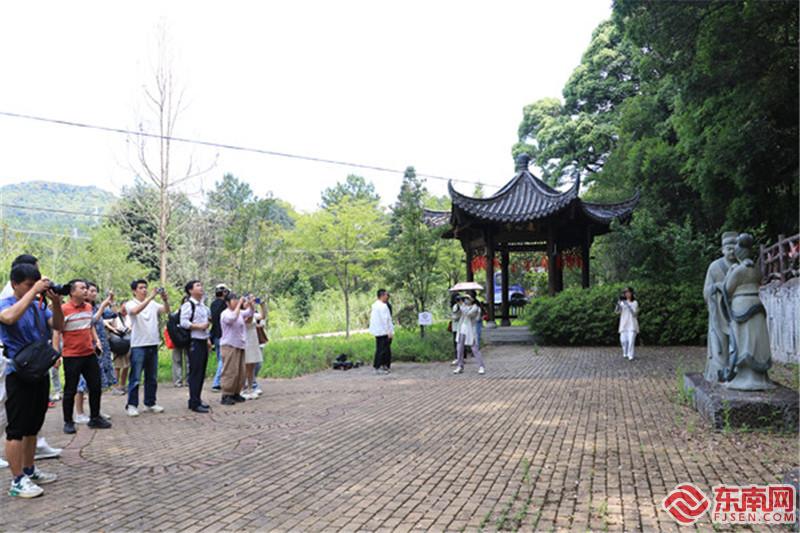 “網絡名人看福建·如畫三明”采風團走進肖家山.jpg
