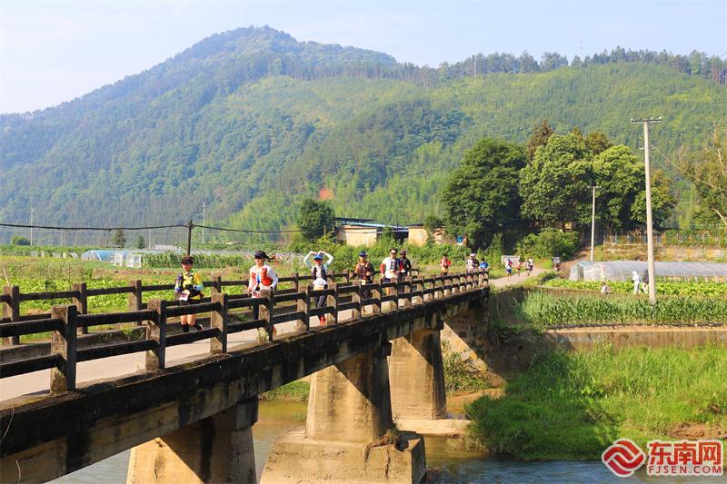 奔跑在古樸的石橋上（黃言亮 攝）.jpg