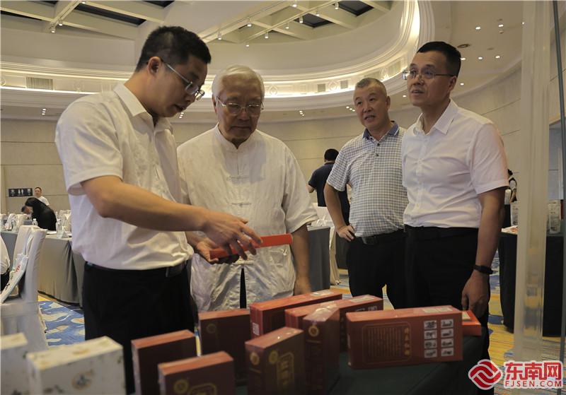 臺胞代表參觀產品展廳，詳細了解將樂農特優產品。董觀生攝.jpg