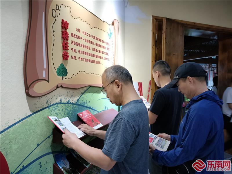 6月13日，培訓(xùn)班學員在大田中央少年紅軍文旅小鎮(zhèn)閱讀紅色書籍。三明市退役軍人事務(wù)局供圖.jpg