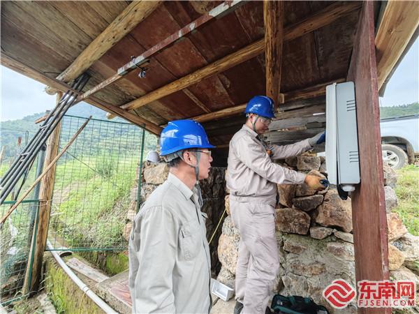供電員工為合作社安裝三相電表。.jpg
