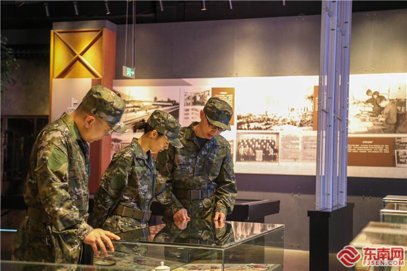 10.新入職文職人員在老物件中感受時代力量（攝影：楊海鋒）.jpg