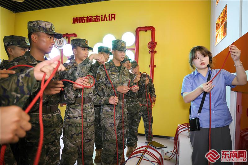 18.講解員向官兵們演示救援繩的打結技巧（攝影：吳煒軒）.jpg