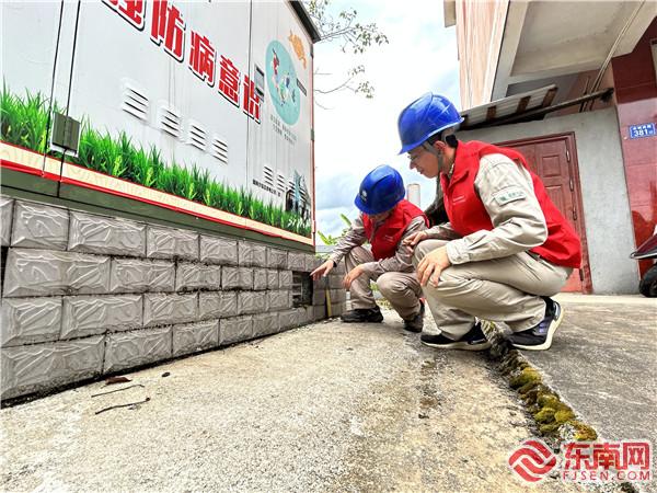 圖為供電員工對城區低洼箱變進行巡視。.jpg