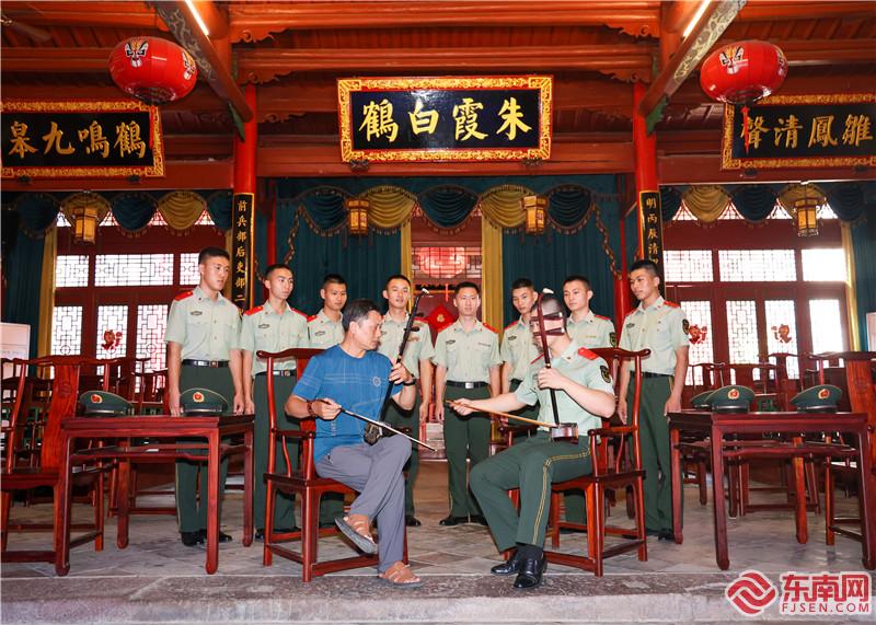 9、圖為武警官兵與“梅林戲”二胡演奏老師切磋二胡技藝（攝影：鐘煒俊）.jpg