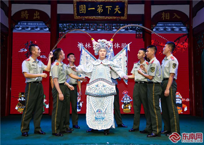 6、圖為官兵穿戴體驗“武生”服飾（攝影：鐘煒俊）.jpg