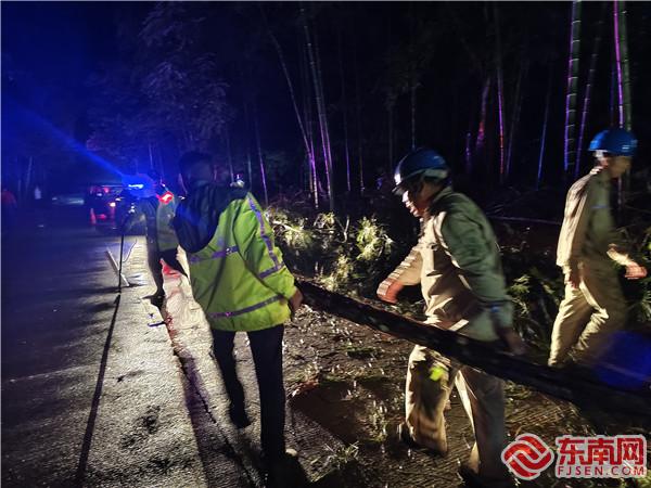 供電員工與派出所干警一起處理塌方現(xiàn)場(chǎng).jpg