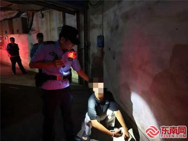 圖為：巡邏隊員抓獲1名實施拉車門盜竊的違法嫌疑人。沙縣公安供圖.jpg