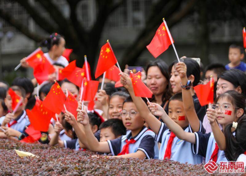 2024年10月1日 圖為學(xué)生們熱情高漲（攝影：鐘煒俊）.jpg