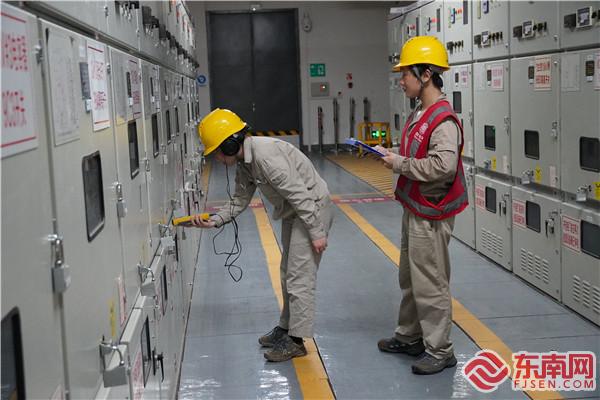 變電運維人員利用局放檢測儀對開關柜內設備進行暫態地電壓和超聲波檢測.jpg
