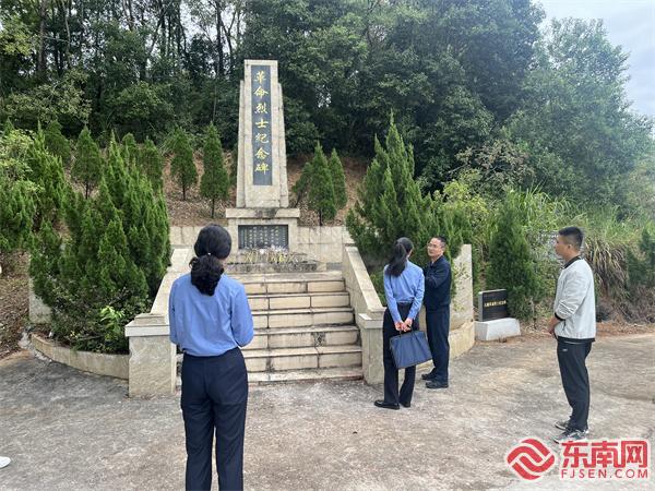 市退役軍人局、檢察院在大湖鎮(zhèn)開展烈士紀念設施管理保護專項檢查現(xiàn)場（拍攝：李燕）.jpg