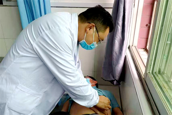 宋家錦給村民看診.jpg