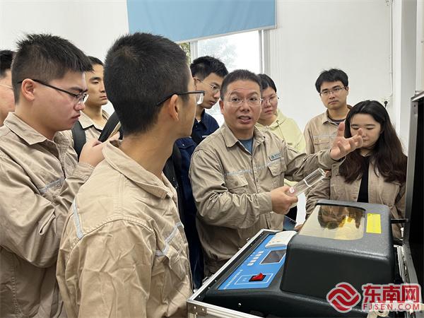 學員們，在老師現場講解下，了解掌握六氟化硫氣體檢測等關鍵檢驗項目的實際操作技能。（鄭登彬攝）.jpg