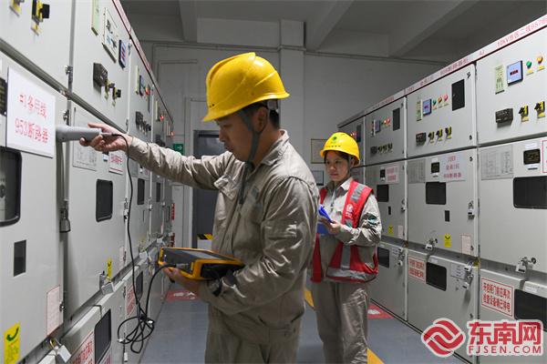 運(yùn)維人員對(duì)站內(nèi)進(jìn)行巡視保障供電安全.jpg