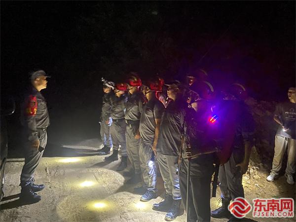 救援隊正在集合進行救援部署.jpg