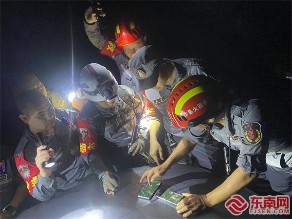 救援隊正在研判地形圖.jpg