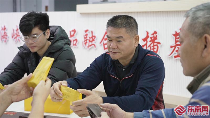 劉金城與兒子在討論紅邊茶包裝.jpg