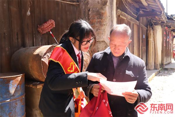 “映山紅”法治宣講團(tuán)志愿者發(fā)放宣傳單、講解法律知識.jpg
