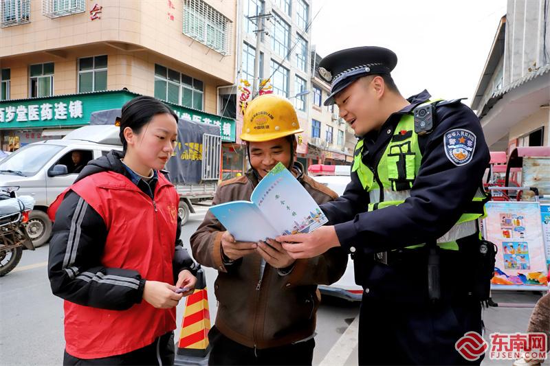 圖為泉上派出所民警向群眾宣講交通安全知識.jpg