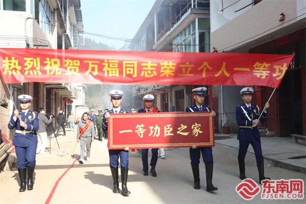 “一等功臣之家”榮譽牌匾.jpg