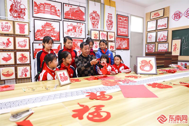 張仁鍛給同學們講解剪紙技巧。黃尉峰攝.jpg
