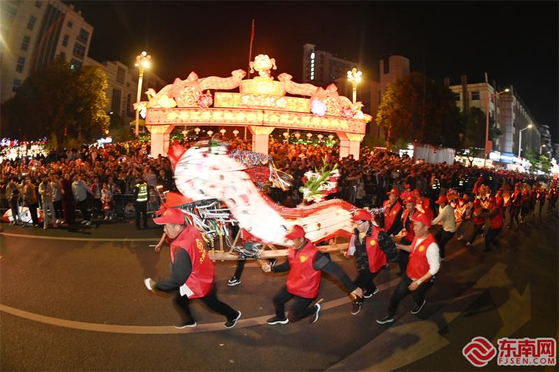 湖源迎龍在人群中奔跑.jpg