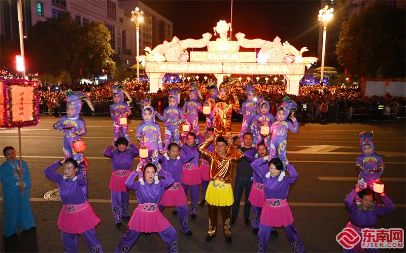 肩膀戲吸引眾多市民目光.jpg