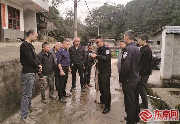 吳斌（中）在給村民講解消防栓的使用方法.jpg