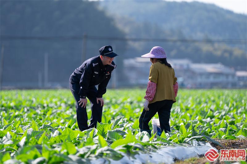 圖為3月20日，民警與煙農交流.jpg