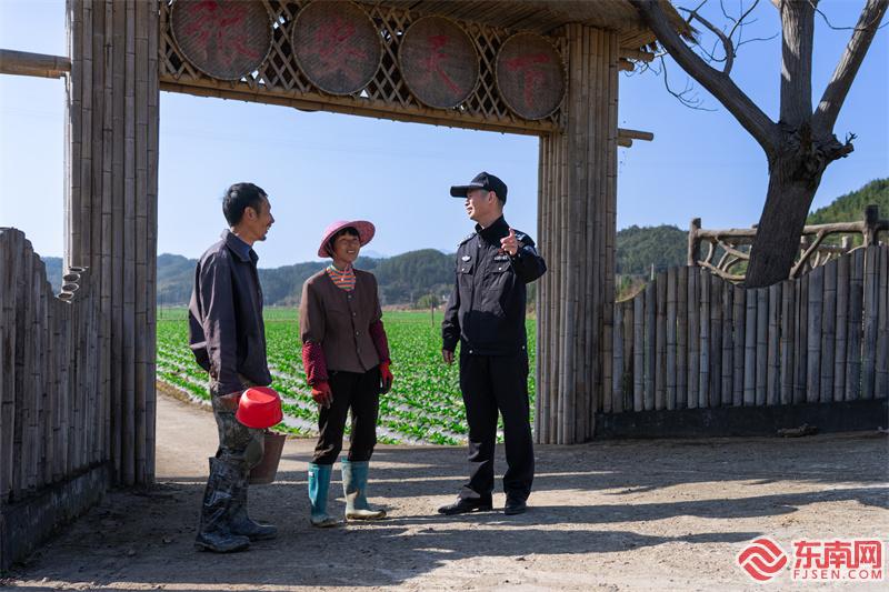 圖為3月20日，民警向煙農夫婦詢問耕作情況.jpg