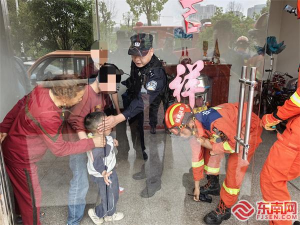 圖為：民警與消防人員聯手開展救援。沙縣公安供圖.jpg